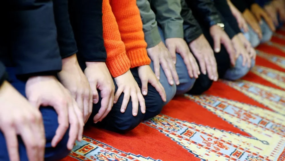 Anak-anak sekolah berusia tujuh tahun ‘dipaksa untuk melakukan salat Islam di sekolah dasar Gereja Inggris’